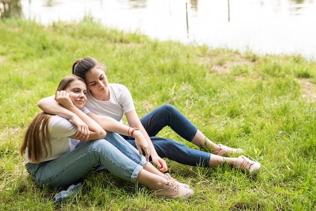 Foto gratuita chica de tiro largo con su amiga