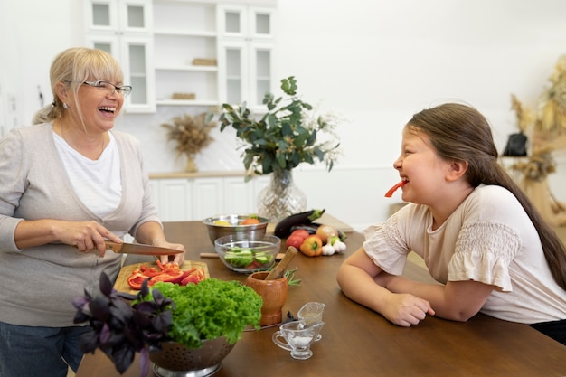 Chica de tiro medio y abuela con comida