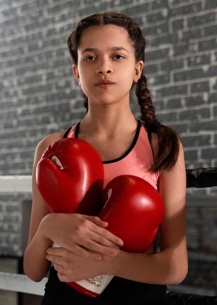 Chica de tiro medio aprendiendo boxeo