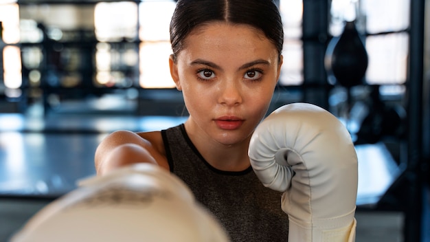 Foto gratuita chica de tiro medio aprendiendo boxeo