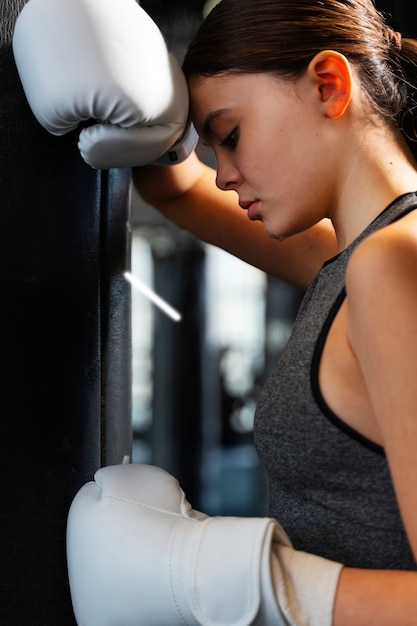 Chica de tiro medio aprendiendo boxeo