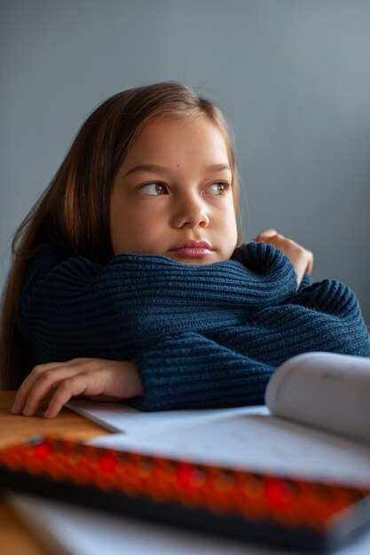 Chica de tiro medio aprendiendo matemáticas en la escuela.