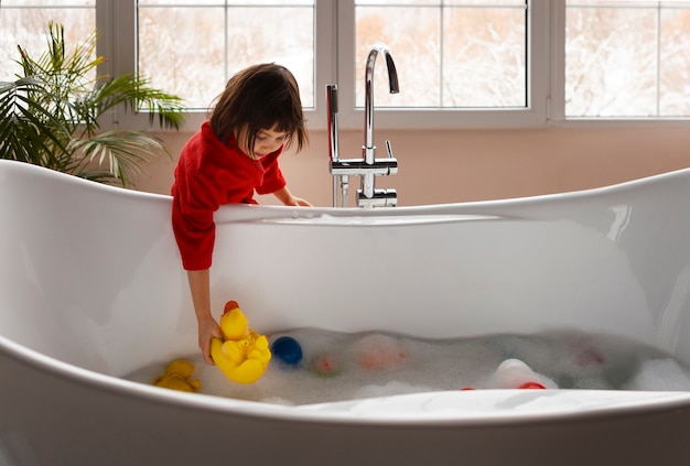 Foto gratuita chica de tiro medio con bata de baño.