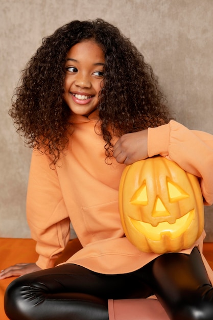 Foto gratuita chica de tiro medio con calabaza