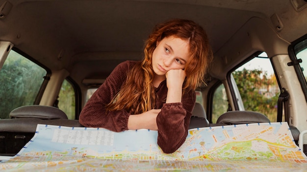 Chica de tiro medio en coche