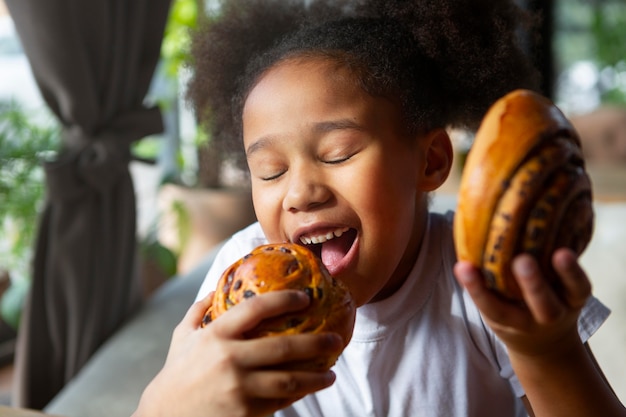 Foto gratuita chica de tiro medio comiendo delicioso postre