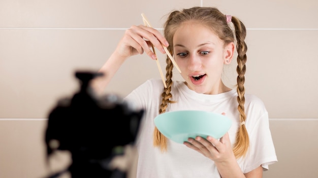 Foto gratuita chica de tiro medio comiendo