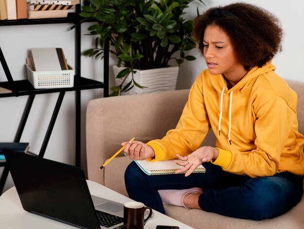 Chica de tiro medio con cuaderno