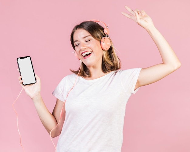 Chica de tiro medio disfrutando de la música.