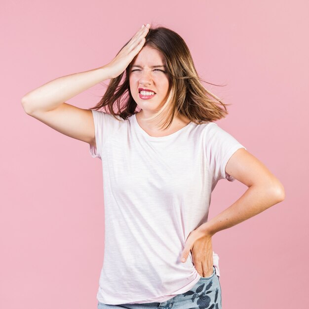 Chica de tiro medio con dolor de cabeza