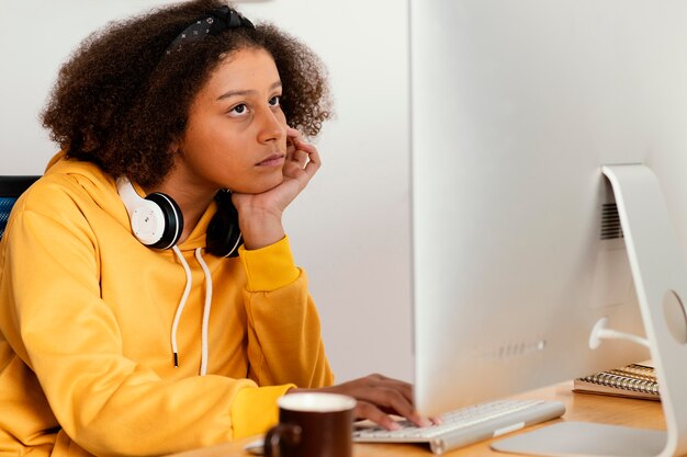 Chica de tiro medio escribiendo