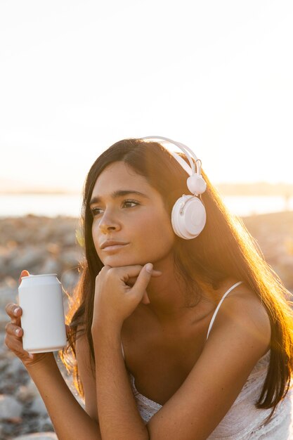 Chica de tiro medio escuchando música