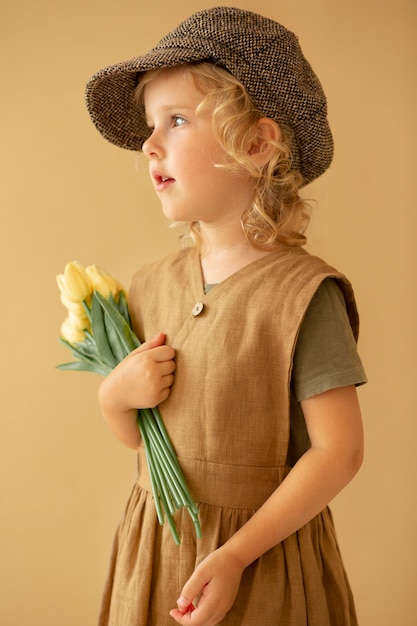 Foto gratuita chica de tiro medio con flores