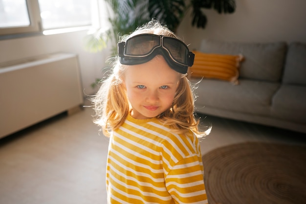 Foto gratuita chica de tiro medio con gafas voladoras