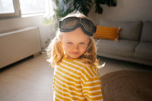 Chica de tiro medio con gafas voladoras