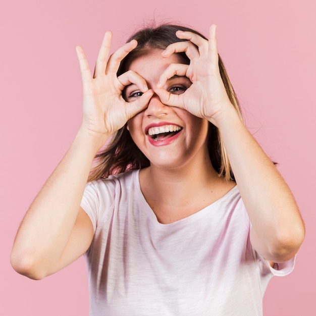 Foto gratuita chica de tiro medio con gafas