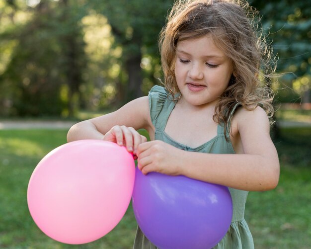 Foto gratuita chica de tiro medio con globos