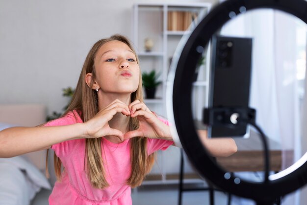 Chica de tiro medio grabando video