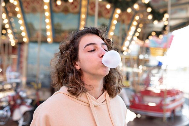 Chica de tiro medio haciendo chicle