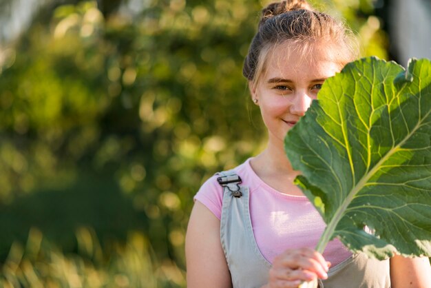 Chica de tiro medio con hoja de lechuga