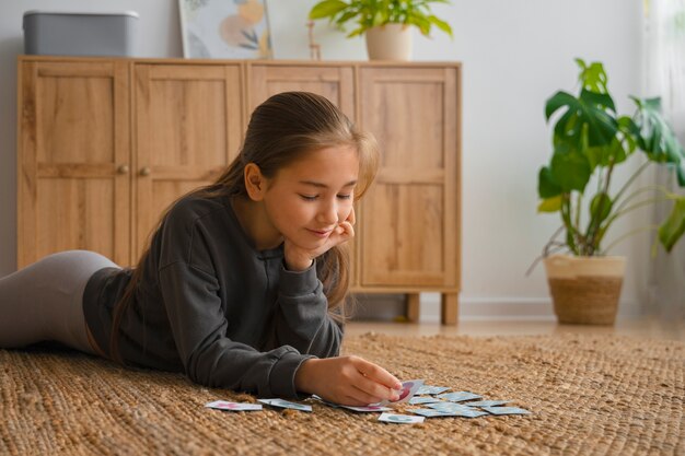 Chica de tiro medio jugando juego de memoria