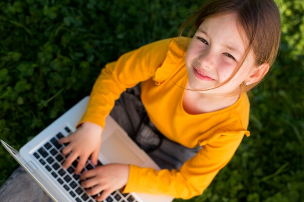 Chica de tiro medio con laptop