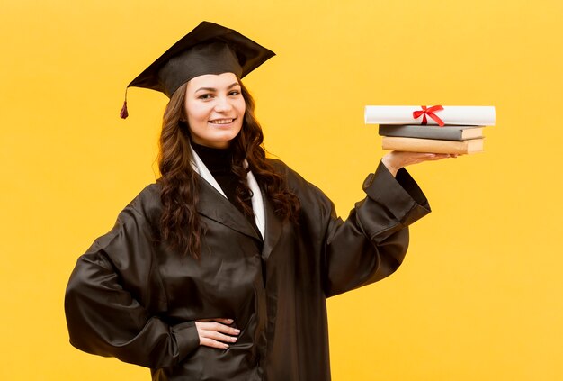 Chica de tiro medio con libros