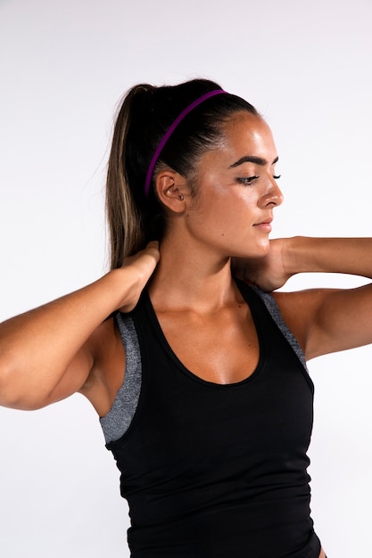 Chica de tiro medio con las manos en el cuello