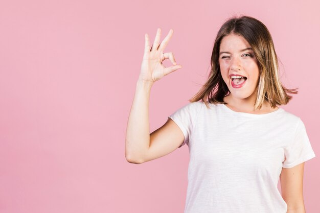 Chica de tiro medio mostrando aprobación