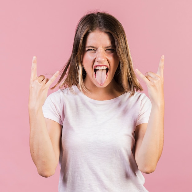 Foto gratuita chica de tiro medio mostrando símbolo de rock