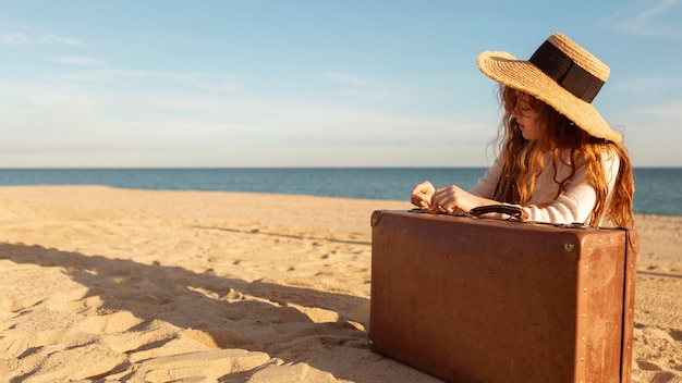 Chica de tiro medio en la playa