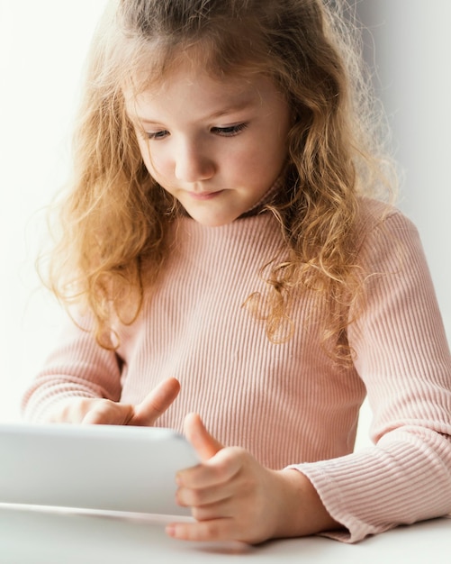 Chica de tiro medio con smartphone