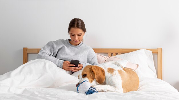 Chica de tiro medio con smartphone