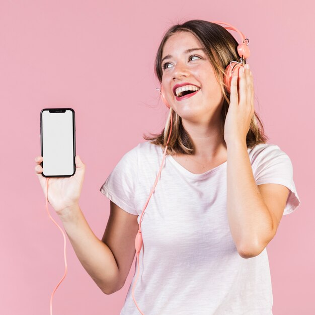 Chica de tiro medio sonriente mirando a otro lado