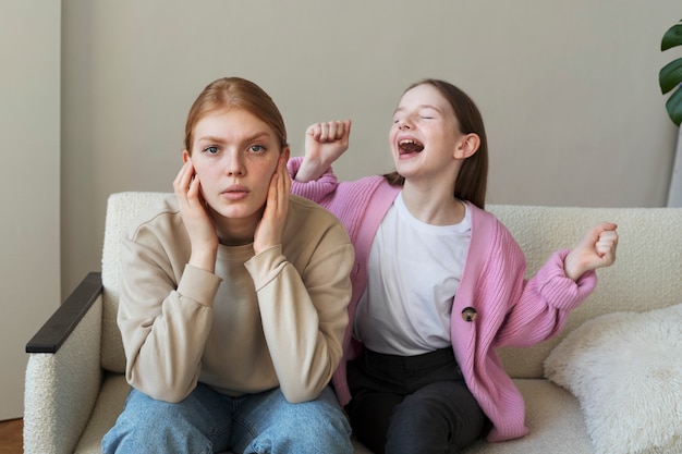 Foto gratuita chica de tiro medio con tdah gritando