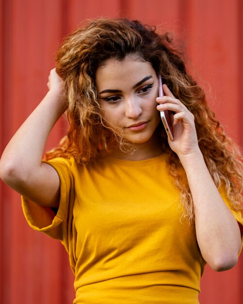 Chica de tiro medio en el teléfono