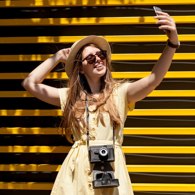 Foto gratuita chica de tiro medio tomando selfie