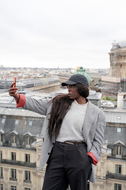 Foto gratuita chica de tiro medio tomando selfie