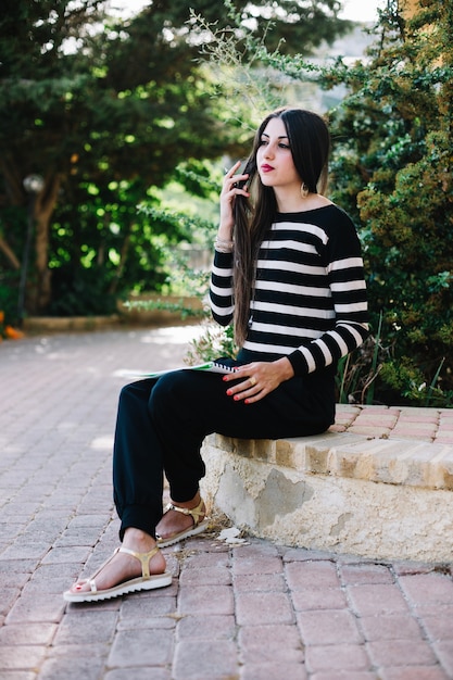 Foto gratuita chica tocando el cabello