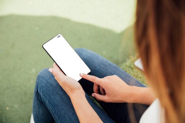 Chica tocando el celular con el dedo