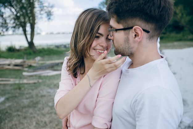 Chica tocando el mentón de su novio mientras sonrie