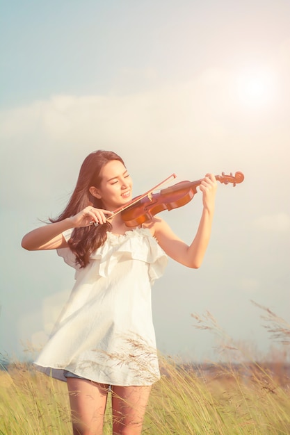 Foto gratuita chica tocando el violín