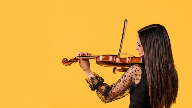 Foto gratuita chica tocando el violín
