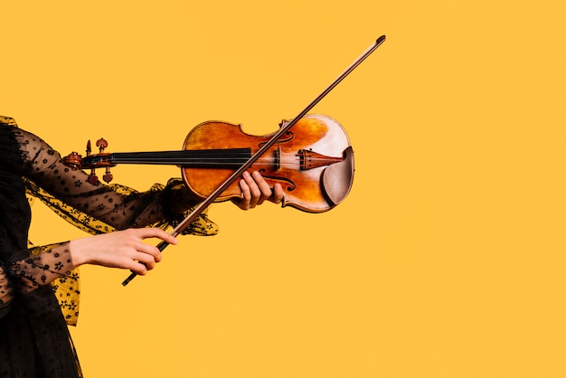 Foto gratuita chica tocando el violín