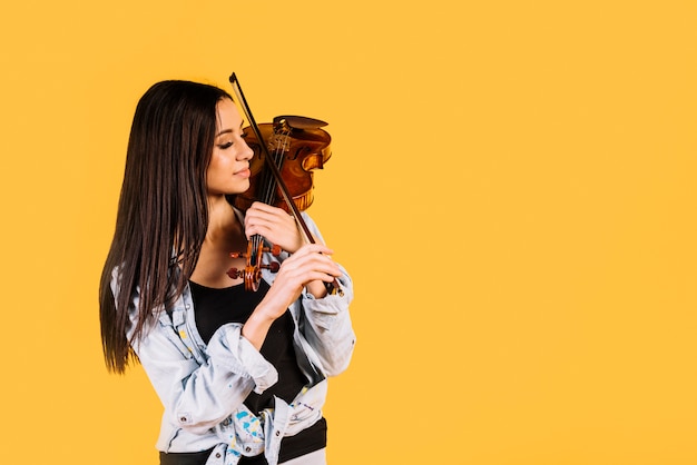 Foto gratuita chica tocando el violín