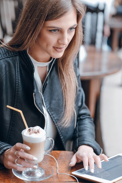 Chica tomando un batido de chocolate