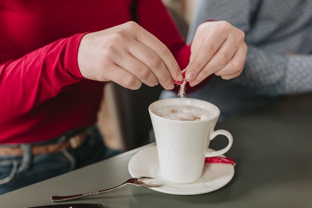 Foto gratuita chica tomando café en un restaurante