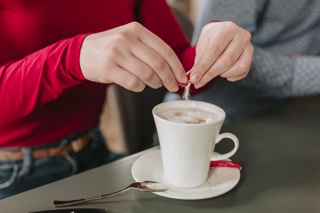 Chica tomando café en un restaurante