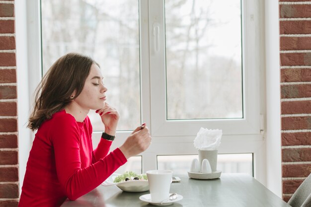 Foto gratuita chica tomando café en un restaurante