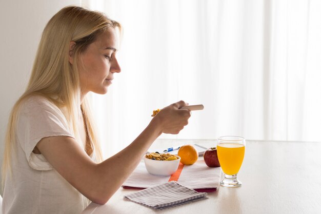 Chica tomando desayuno saludable